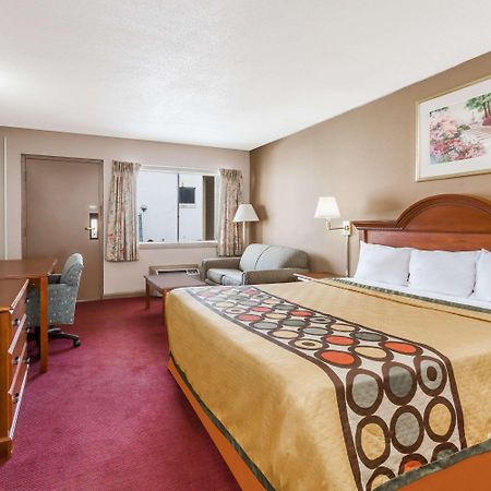 Super 8 By Wyndham Greensboro Exterior photo