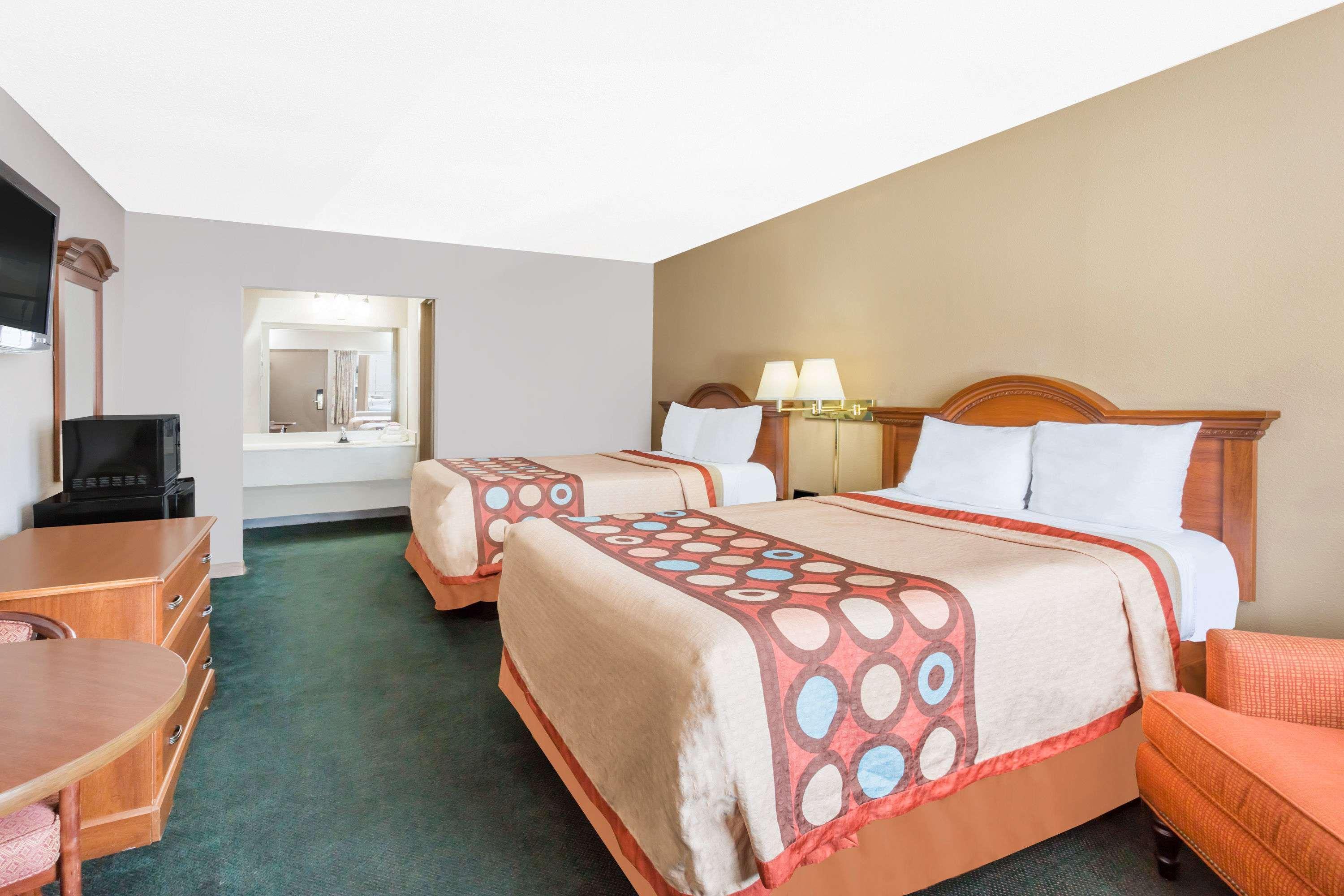 Super 8 By Wyndham Greensboro Exterior photo