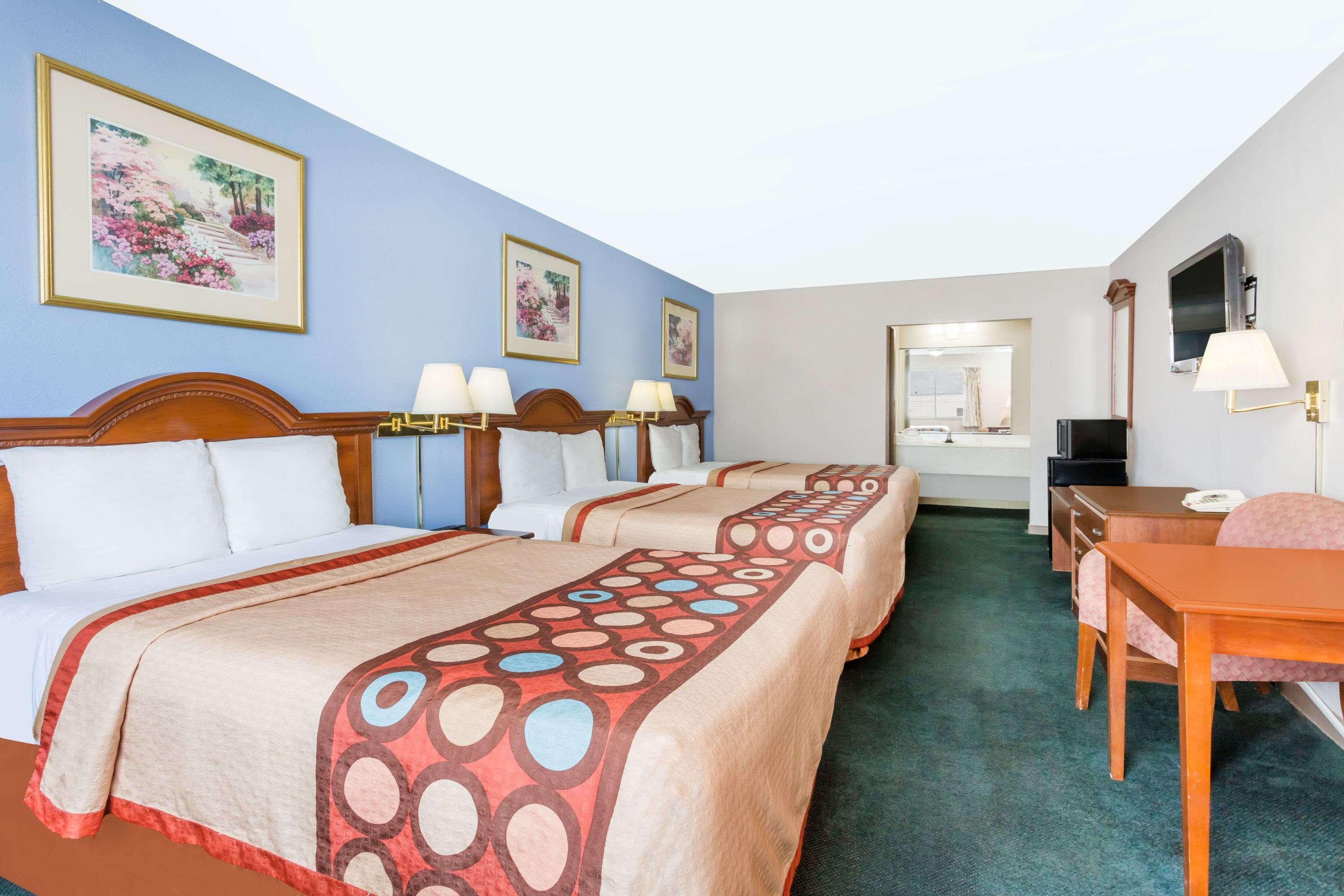 Super 8 By Wyndham Greensboro Exterior photo